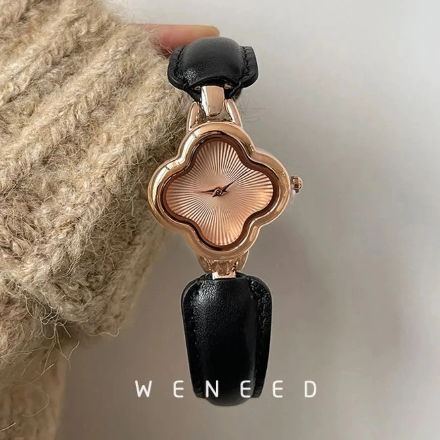 ساعة نسائية ريترو جديدة، ساعة كوارتز عصرية ريترو مع سوار بتصميم جلدي بأربع أوراق البرسيم