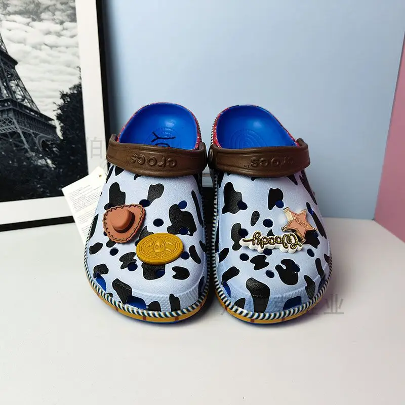 Sandales antidérapantes en EVA Woody Hole Shoes, motif dessin animé Toy Story, accessoires Kawaii, chaussures de plage, cadeaux de vacances