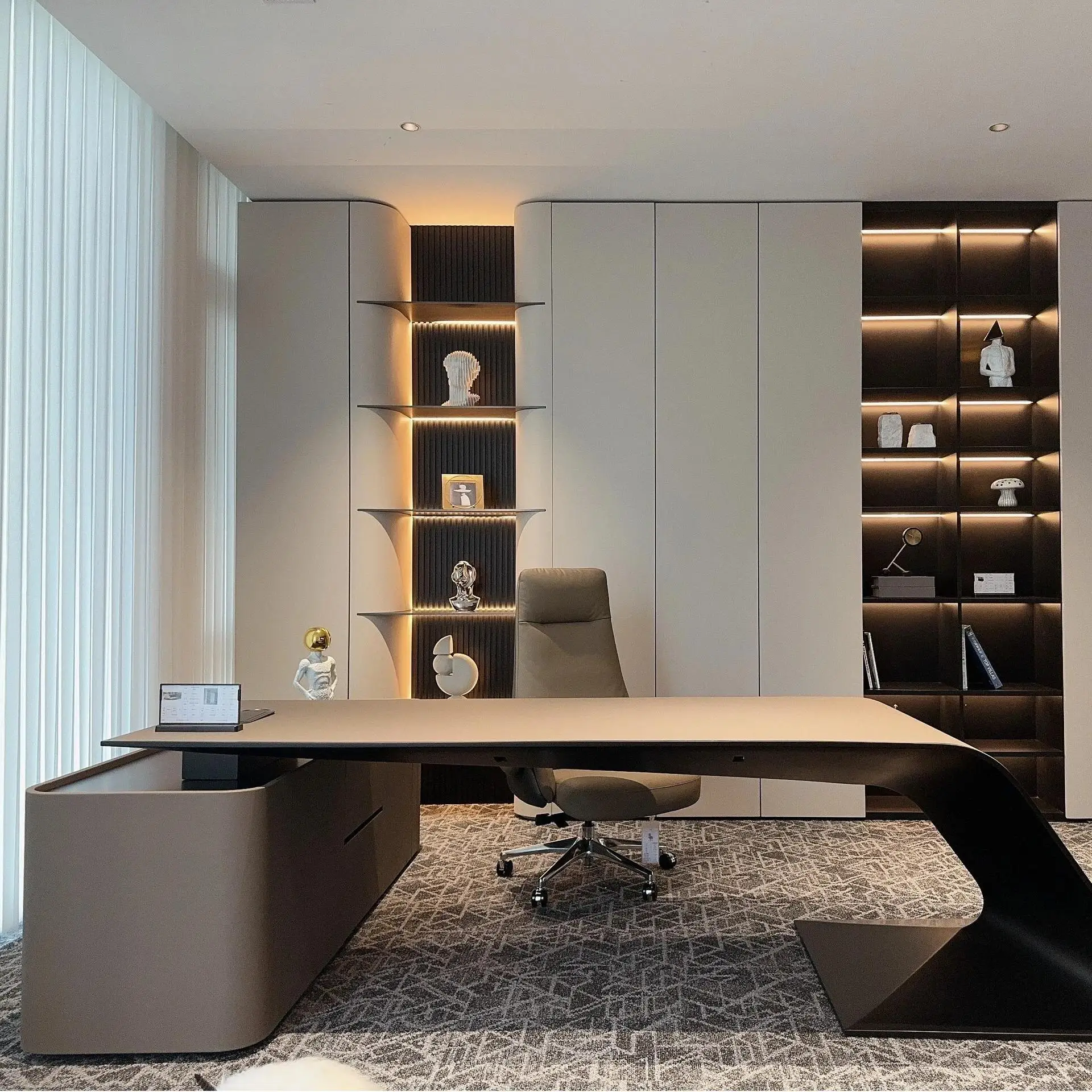 

Light luxury high-end office boss table high-end president table simple modern office manager table and chair combination