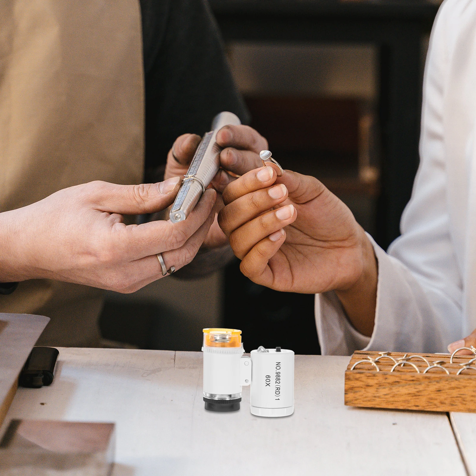 عدسة محمولة بمجهر تكبير 60X للمنسوجات والمواد المطبوعة وفحص العدسة المحمولة المدمجة لهواة الجمع