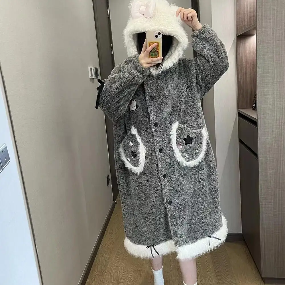 ชุดนอนผ้าพลัฌลายคิตตี้น่ารักสำหรับผู้หญิง ชุดนอนแขนยาวขายาวลายการ์ตูนซานริโอ ชุดนอนหนานุ่มสำหรับสาวๆ นักเรียน ชุดนอนฤดูหนาวให้ความอบอุ่น