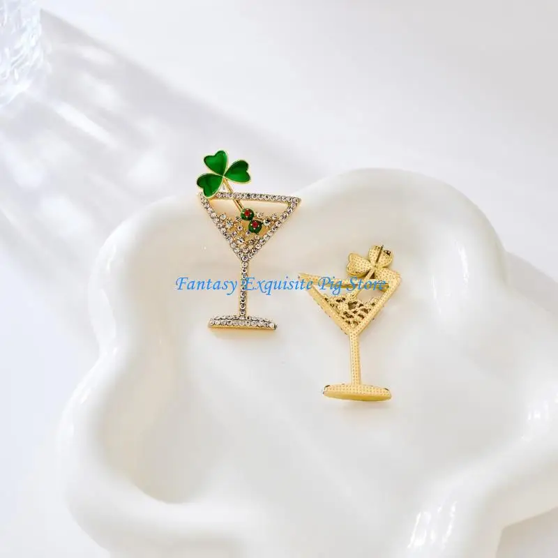 تتميز أقراط البرسيم بأزرار الماس وتصميمات زجاجية نبيذية للاحتفال بالحظ السعيد، وهي فن هندسي