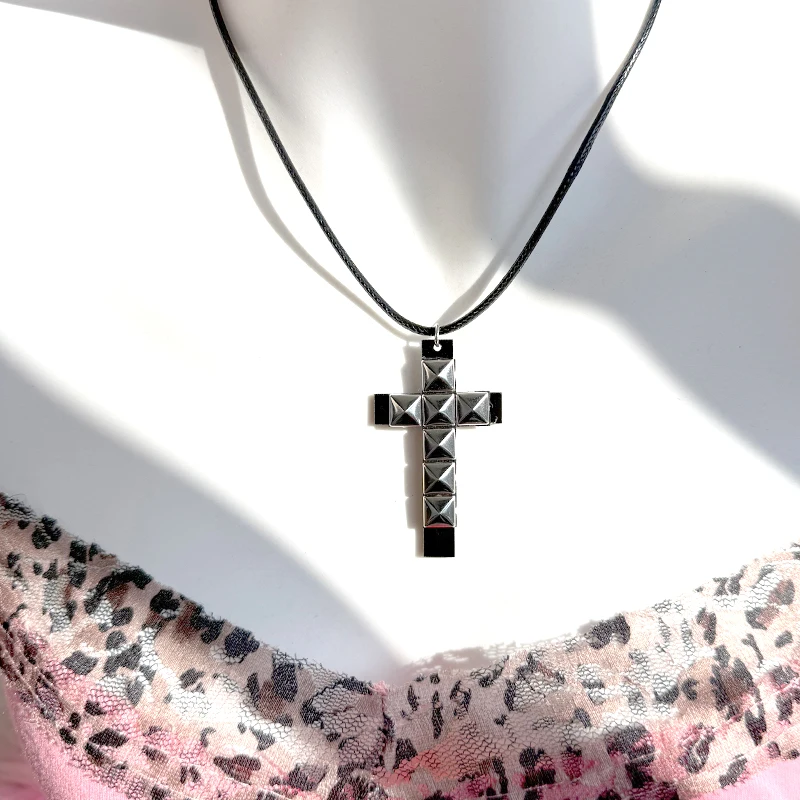 펑크 주얼리 리벳 십자가 펜던트 목걸이 여성용 쿨 액세서리 그런지 록 패션 90년대 감성 목걸이 고스
