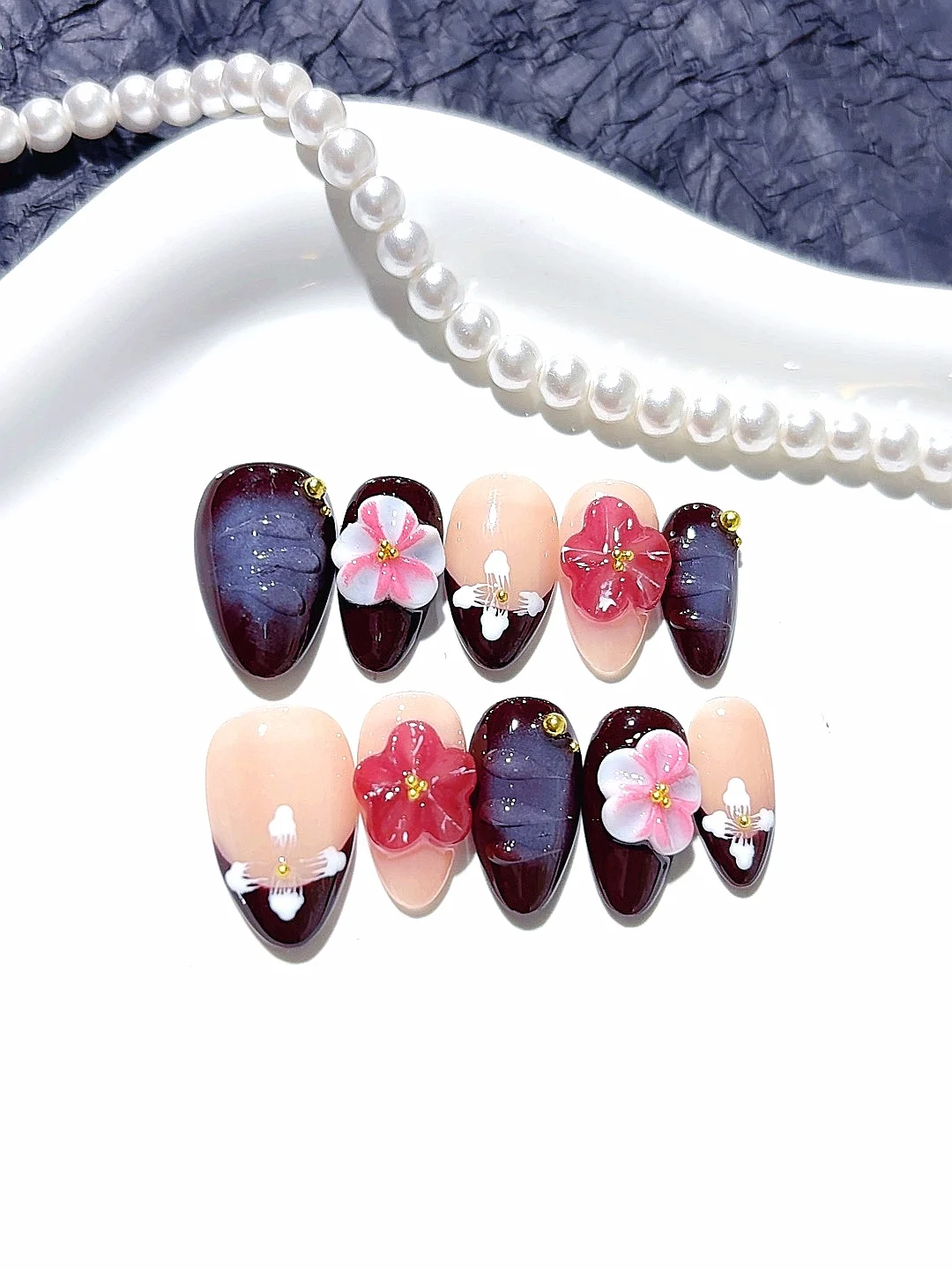 Prensa de almendras florales burdeos en las uñas (D302)