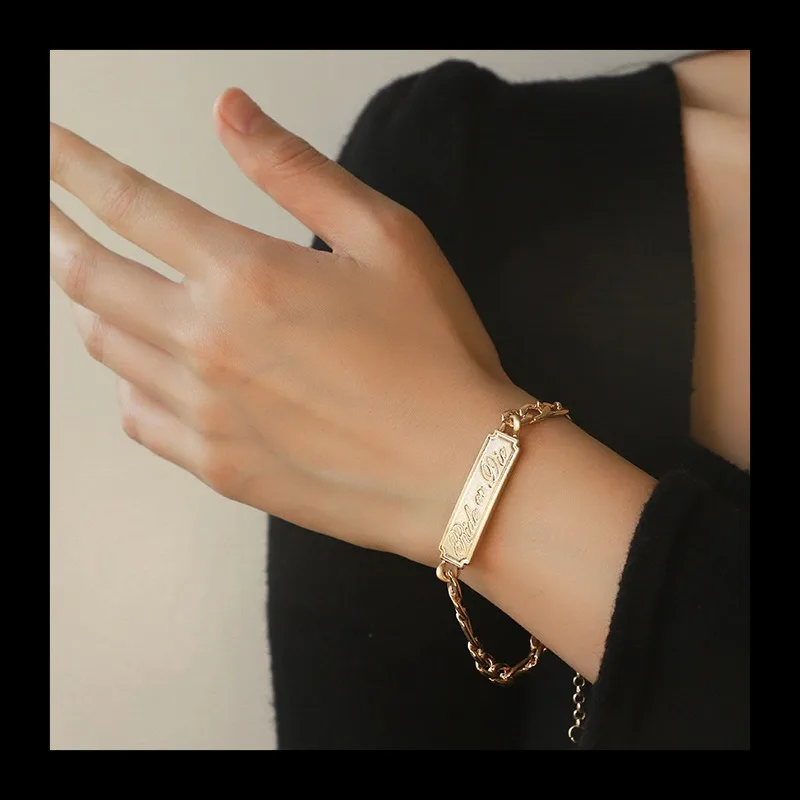 2024ins الرياح مربع العلامة التجارية الهيب هوب الرجعية قلادة مجموعة الإناث، سوار مزاجه الموضة