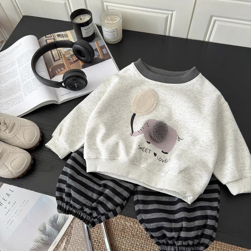 2026 Neue Herbst-Kinderkleidung für Jungen und Mädchen, süße 3D-Tier-Patch-Sweatshirts + gestreifte Hosen, 2-teiliger Kinder-Trainingsanzug – Detail 2