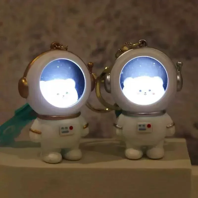 Świecący brelok do kluczy Cartoon Spaceman Light Luminous Lovely Light Up Bear Breloczek do kluczy Kawaii Cat Starry Sky Astronaut Breloczek do