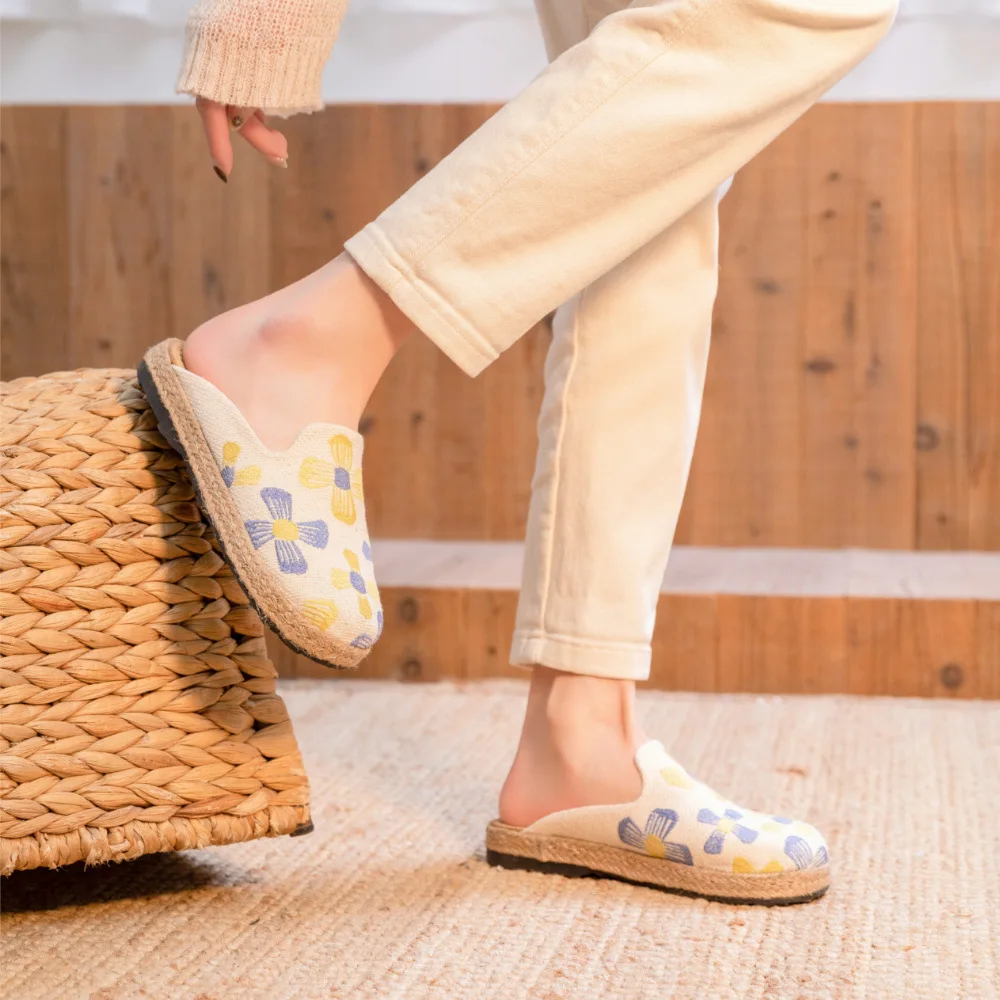 Veowalk Women Linen Cotton Fabric Embroidered Close Toe Flat Mules slipper Comfortable Summer Espadrilles Shoes Black Beige