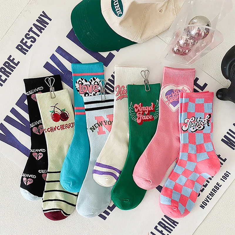 Cute Female Spring and Autumn American retro personality mid-tube socks art college wind sports socks cotton socks