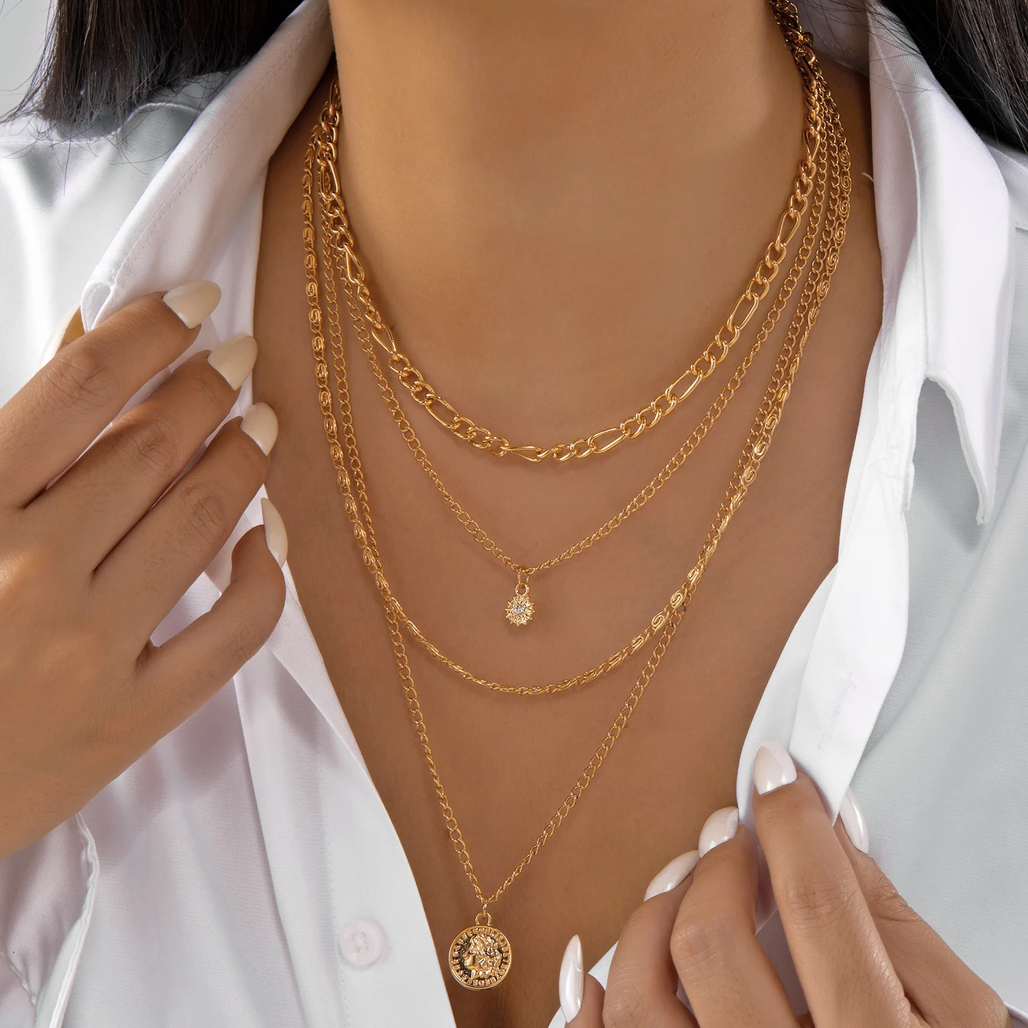 

Classic Multilayer Imitation Pearl Metal Chain Sun Moon Pendant Necklace for Women Gold Plated Portrait Coin Choker Jewelry Gift