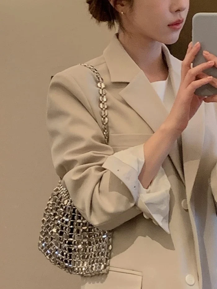 シルバー手織りビーズデザインハンドバッグ Y2KK ニッチデザインセンセーションショルダーバッグ 夏用 トレンディな中国風 ソフトアクリル素材