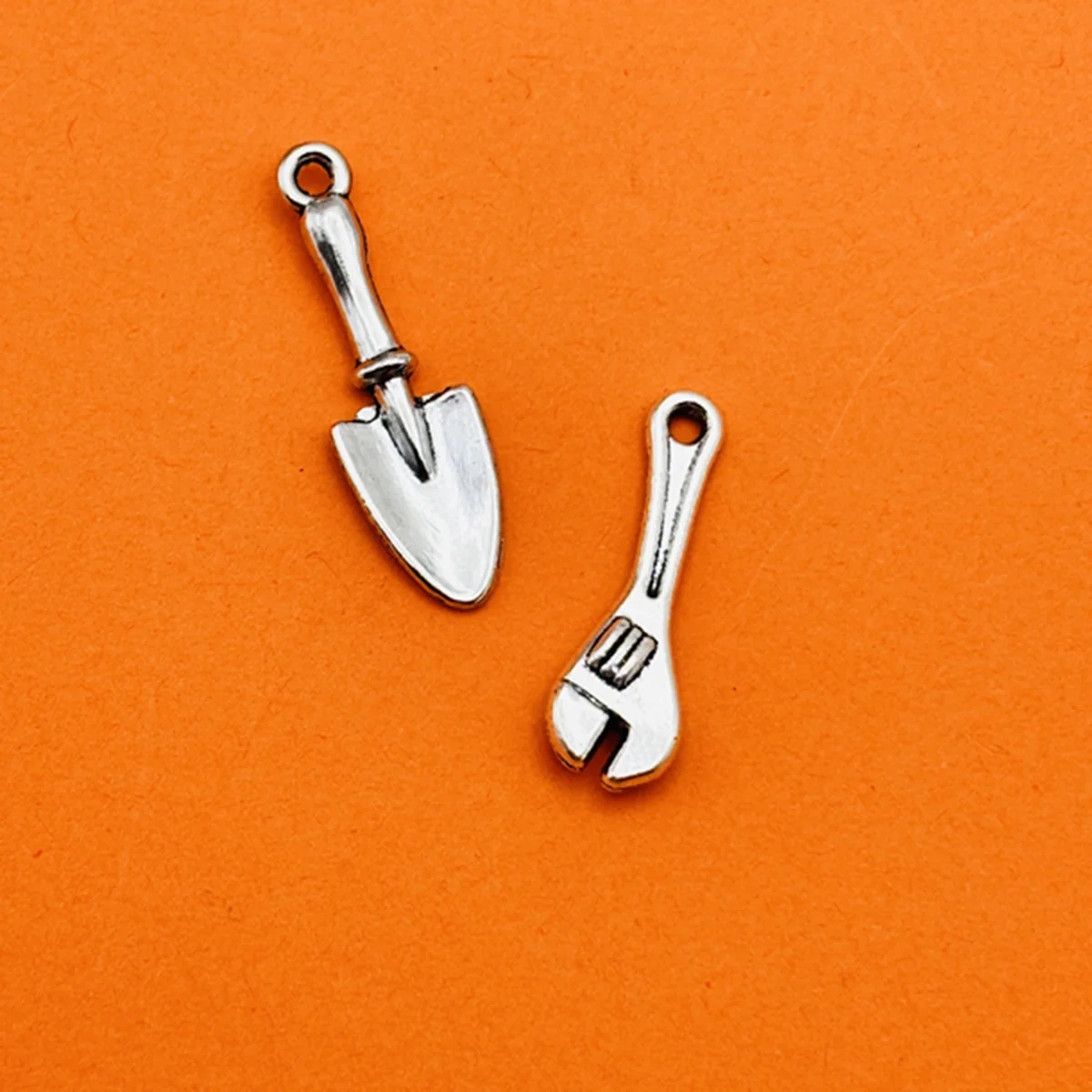 18-Piece Set of Spades and Wrenches for DIY Crafts, Including Small Iron Shovels and Adjustable Wrenches in Two Styles, Suitable for DIY Bracelets, Necklaces, Earrings, Pendants, and Handmade Beaded Decoration Accessories