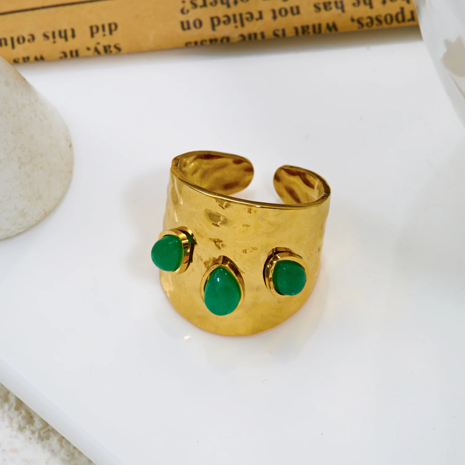 Retro Gravierter Strahlend Grüner Geäderte-Stein-Ring für Frauen Edelstahl Antik-Gold Breiter Massiver Ring Boho-Schmuck – Detail 16
