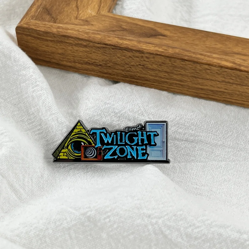 The Twilight Zone Metallbrosche Sci-Fi TV-Show Emaille-Pin Allsehendes Auge Pyramiden-Abzeichen Kleidung Rucksack Reversnadeln Sci-Fi Fan Geschenk – Detail 6