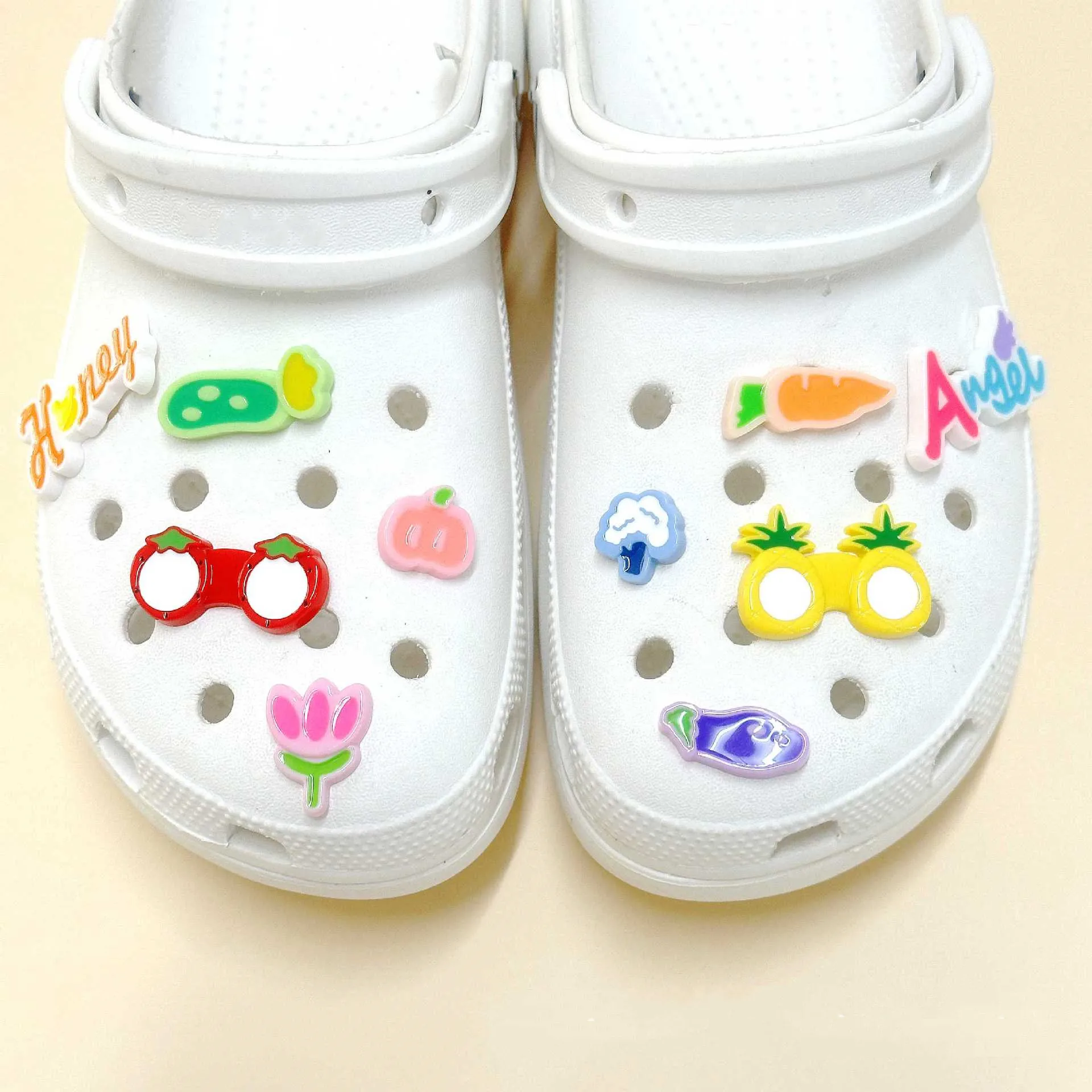 

New Vegetable Fruit Hole Shoe Charms Accessories Shoe Buckle Cartoon Pineapple Strawberry 3D Shoes Flower DIY Shoes Decorations