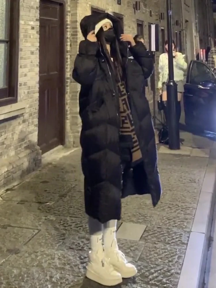 Długi, biały płaszcz puchowy za kolano z kapturem, zapinany na zamek, w stylu koreańskim, ocieplany, długi płaszcz damski na zimę.