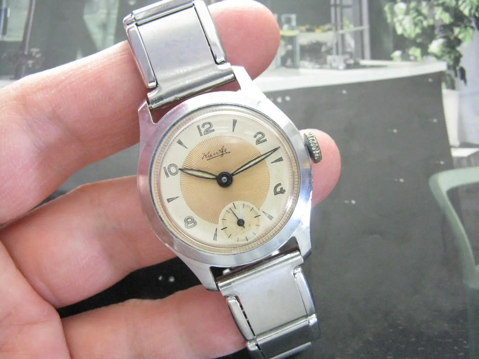 Relógio mecânico vintage alemão Kienzle sem joias, movimento robusto.