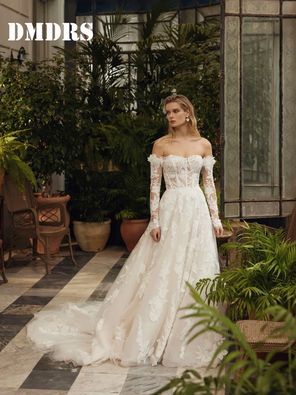 

Charming Off-Shoulder Wedding Dresses Elegant Appliqué Bridal Gowns Graceful A-Line Appliqué Floor-Length Wedding Gowns Vestidos