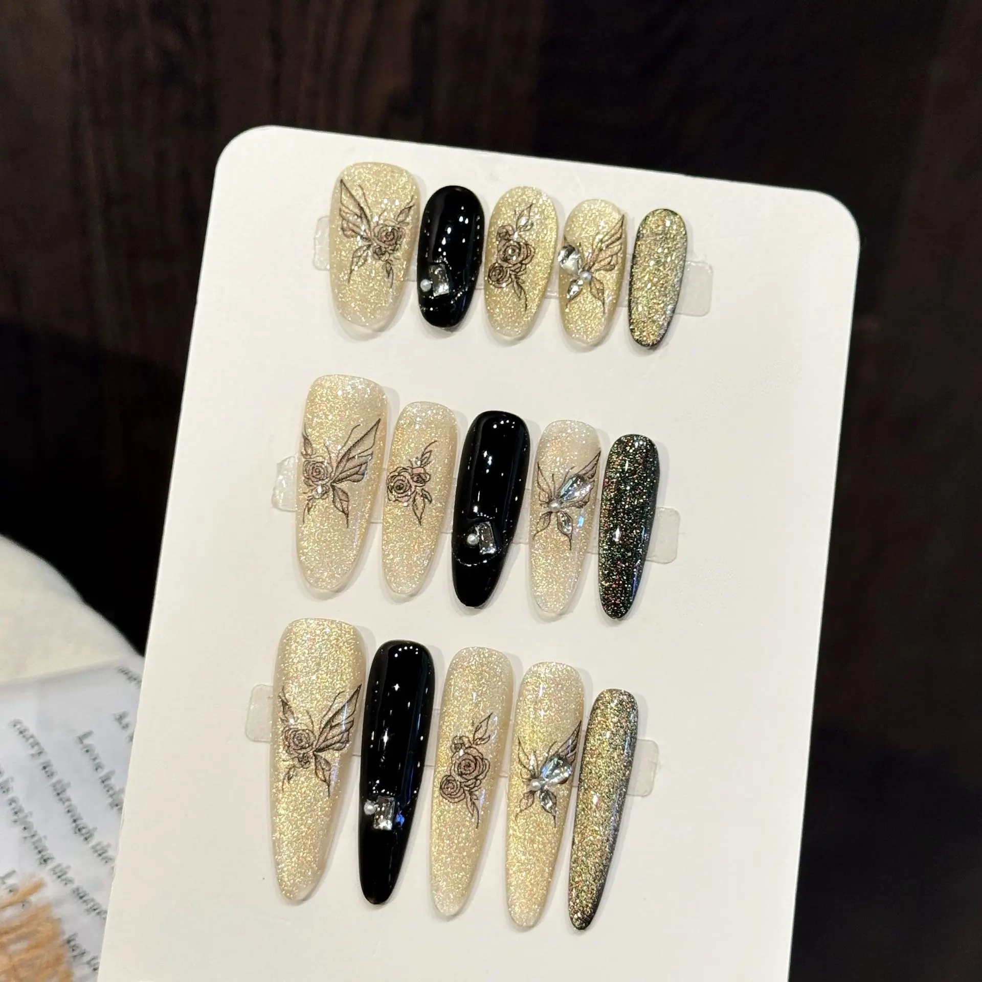 10 Stück handgemachte Gold Cat Eye Press on Nails Glitter Black Rose Butterfly Design Fake Nails Wearable Ins Mandel Falsche Nagelspitzen