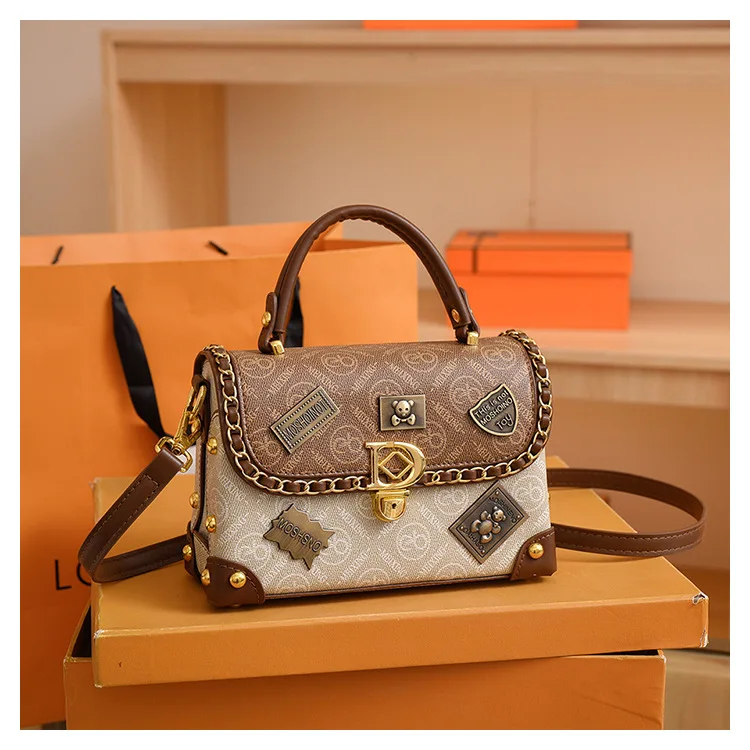 

Vintage Textured Shoulder Bag - Unique Badge Design Crossbody Purse, Stylish Box Handbag for Women, Niche Fashion Accessory