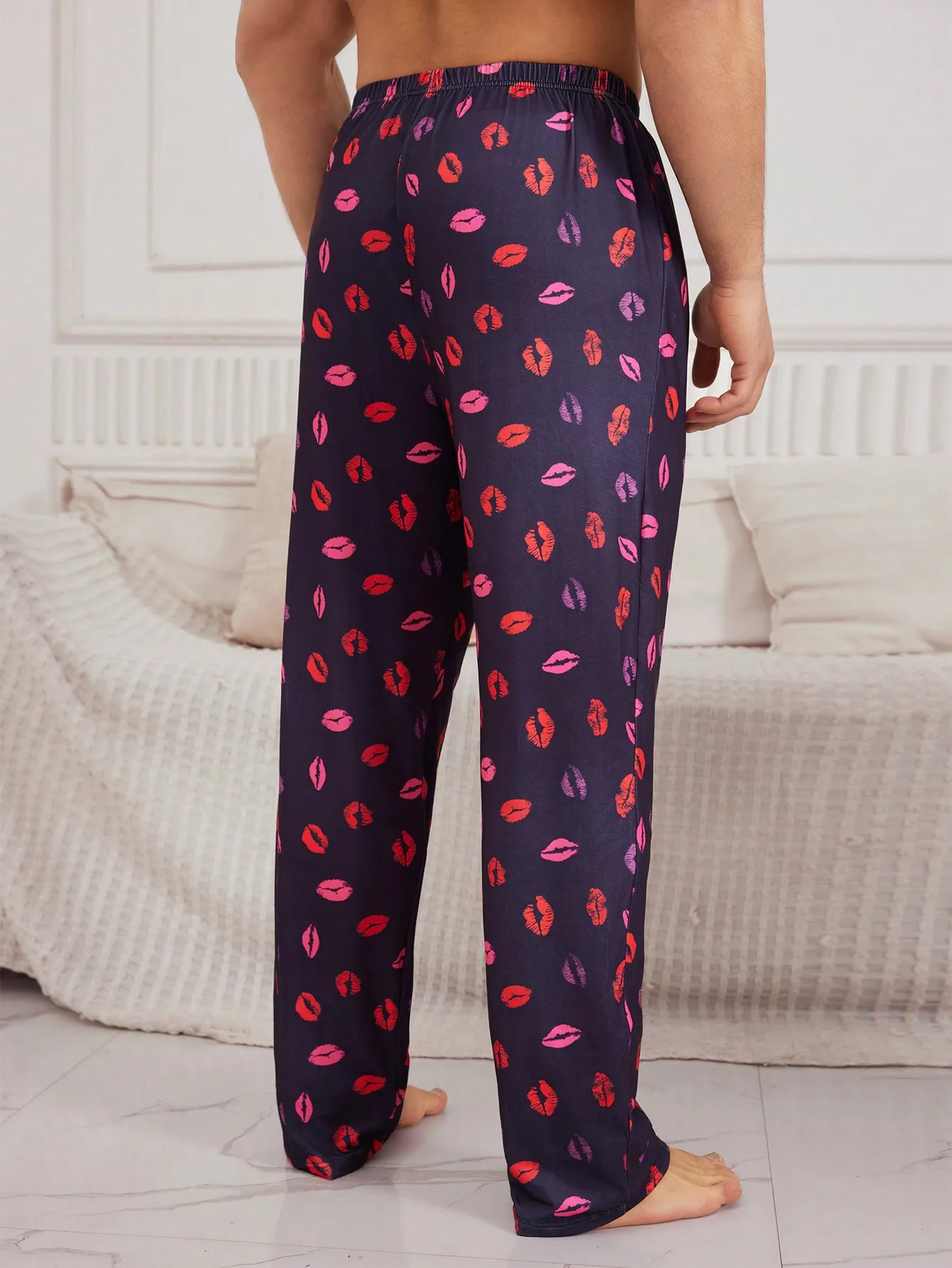 

Самые продаваемые мужские брюки для сна, подходящие к всем сезонам, из гладкого шелка, с хорошей воздухопроницаемостью и свободной посадкой.