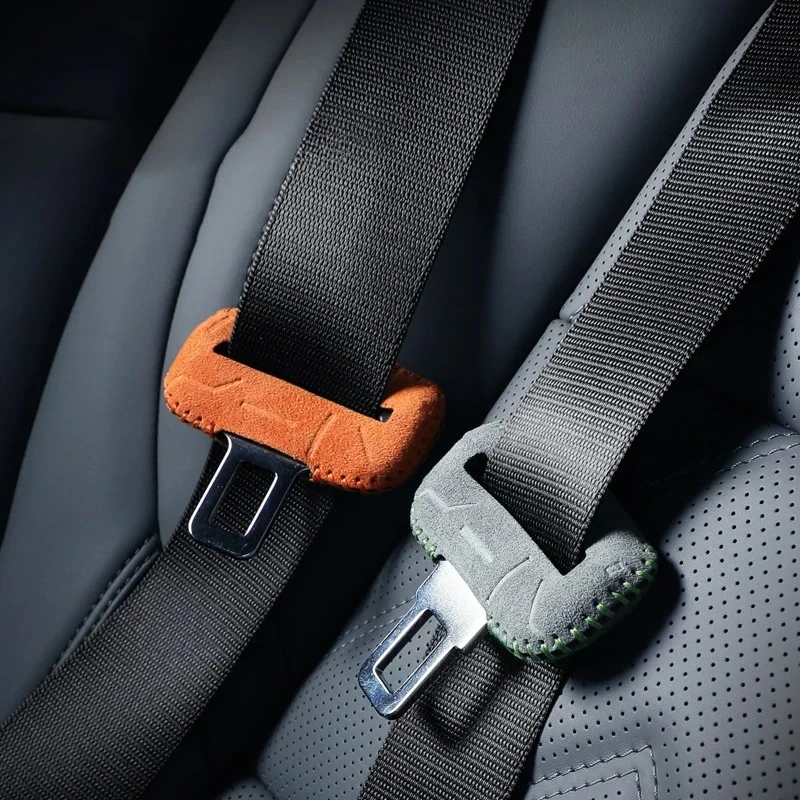 2/4 Stück Wildleder Autosicherheitsgurt-Schutzabdeckung, Stoßfester Sicherheitsgurt-Stecker Dekor-Zierleiste Auto-Innenausstattung Zubehör – Detail 2