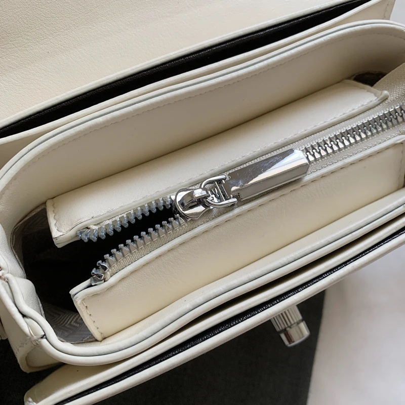 세련되고 트렌디한 디자인과 우아한 가죽을 갖춘 여성을 위한 세련되고 심플한 크로스바디 백