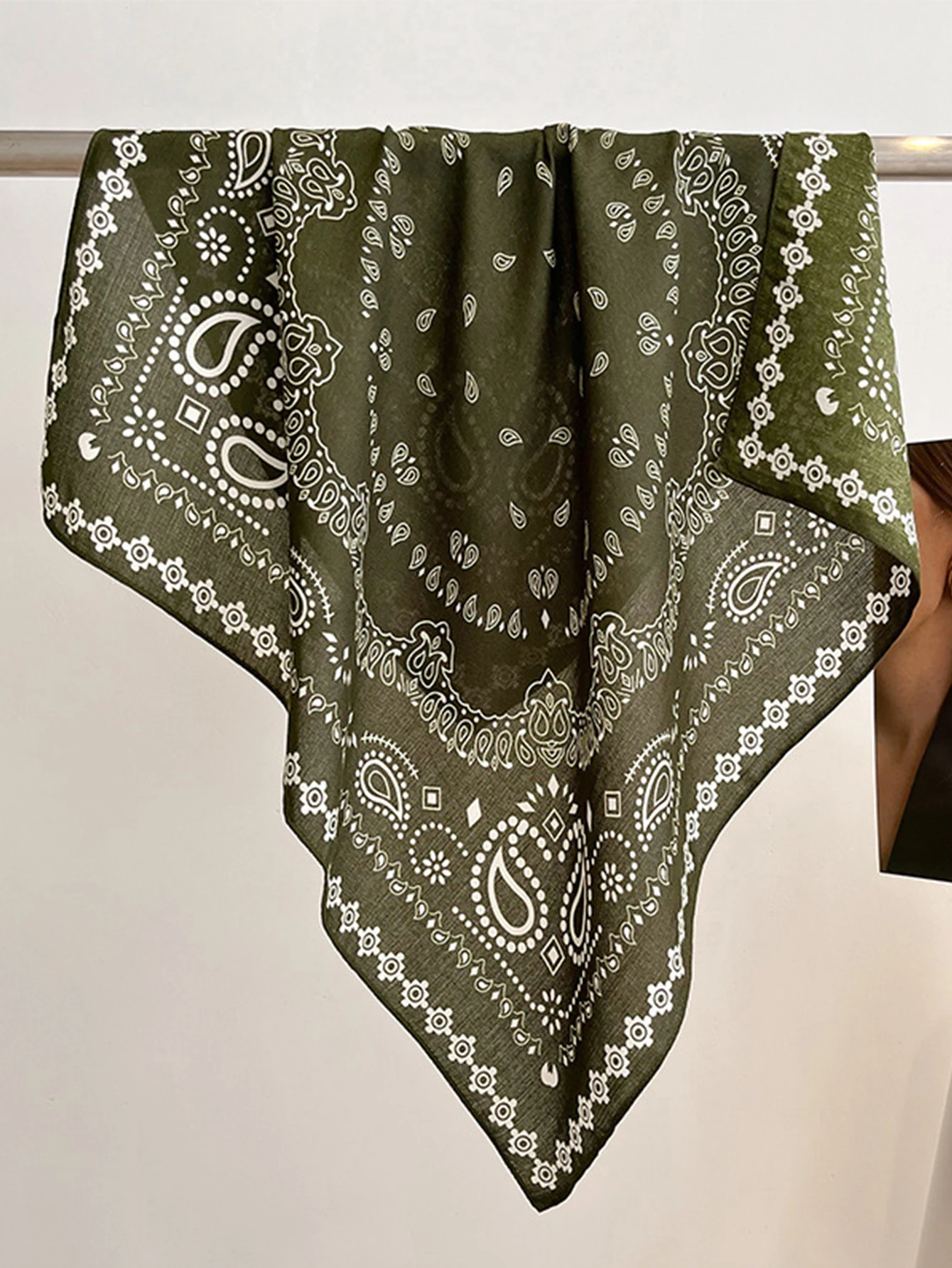70 cm quadratischer Schal mit Cashew-Print für Damen, atmungsaktiv, Kunstseide, Bandana, luxuriöses weibliches Halstuch, modisches Hijab, Frühling/Sommer – Detail 2