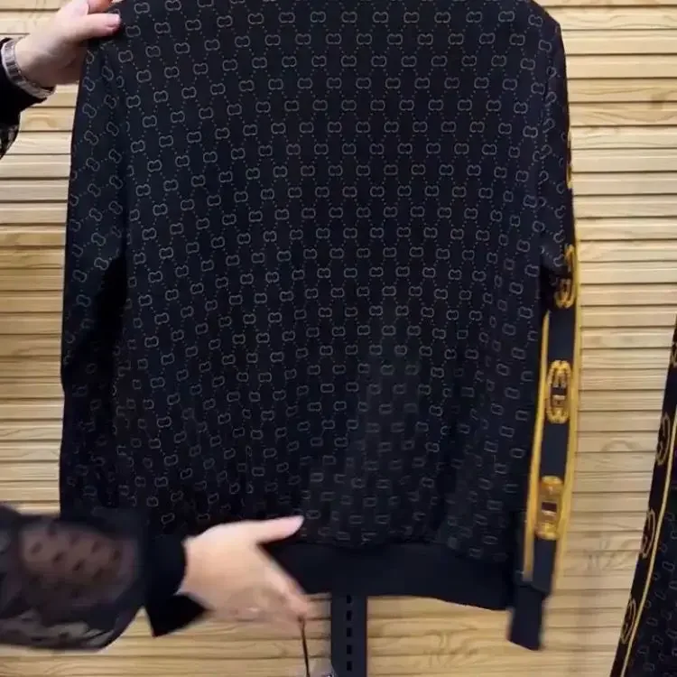 Set cardigan a maniche lunghe moda primavera e autunno da uomo di fascia alta Set di due pezzi di abbigliamento sportivo casual di tendenza sottile di lusso leggero