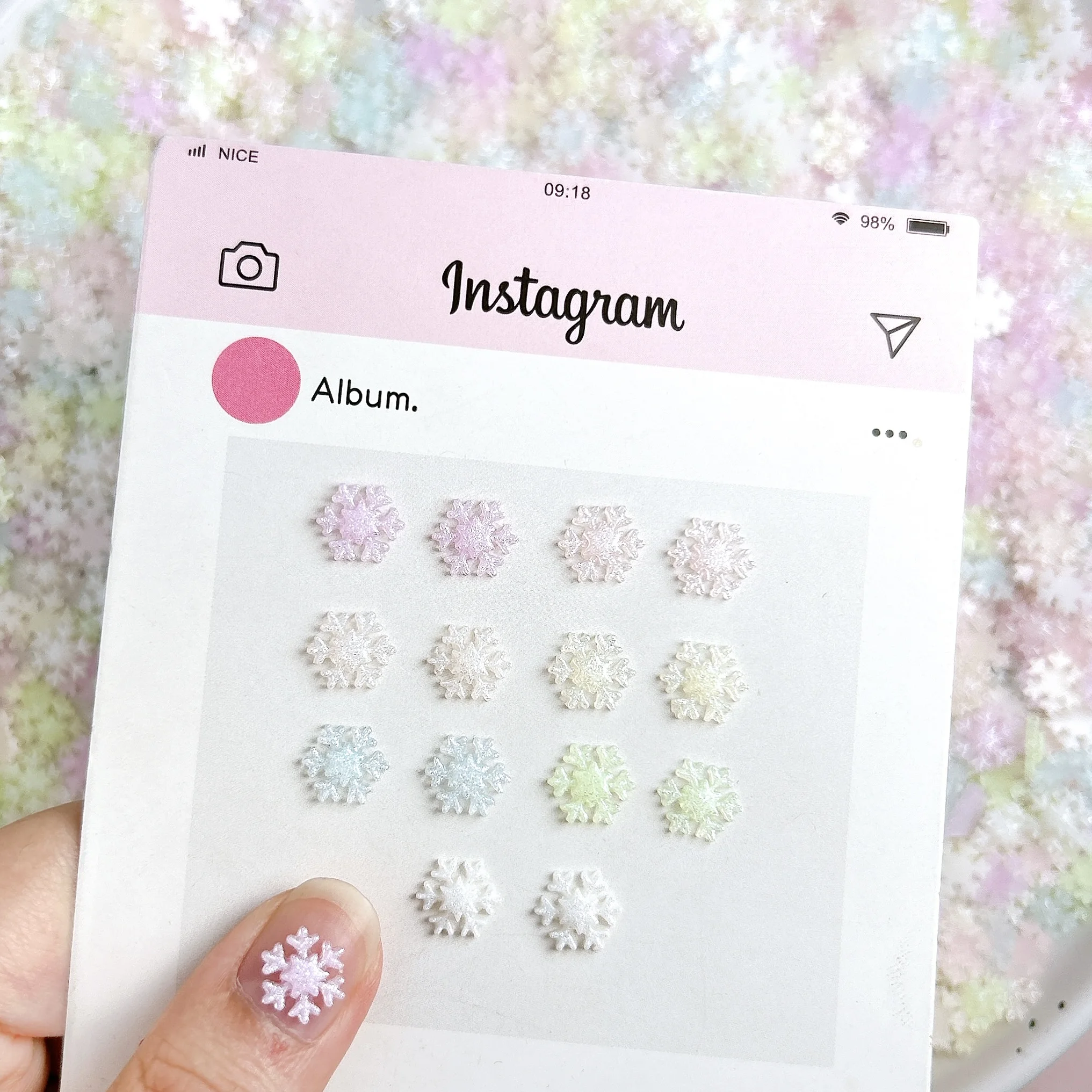 60PCS Macaron สีหวานเกล็ดหิมะเรซิ่นเล็บ Charms Luminous Dreamy ประกายเกล็ดหิมะตกแต่งเล็บสําหรับ DIY เล็บ