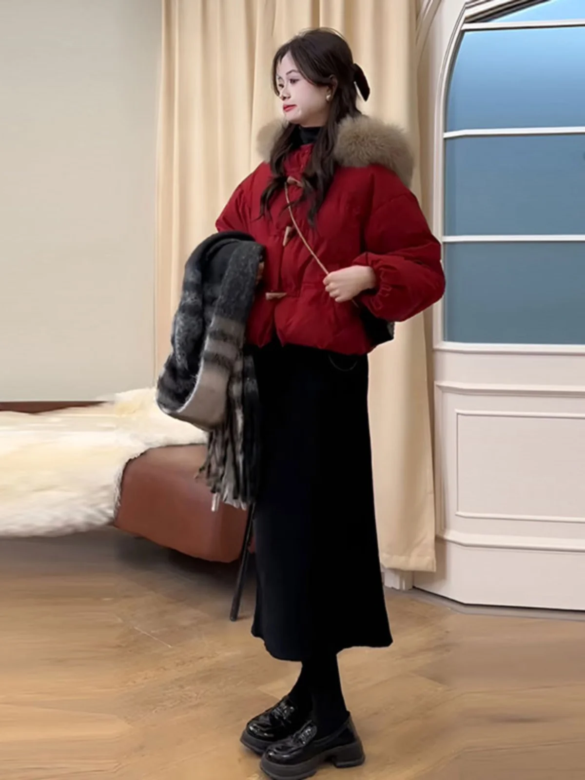 

Стильная короткая красная хлопковая куртка женская модная с большим меховым воротником Весна 2026 Трендовая повседневная свободная модель