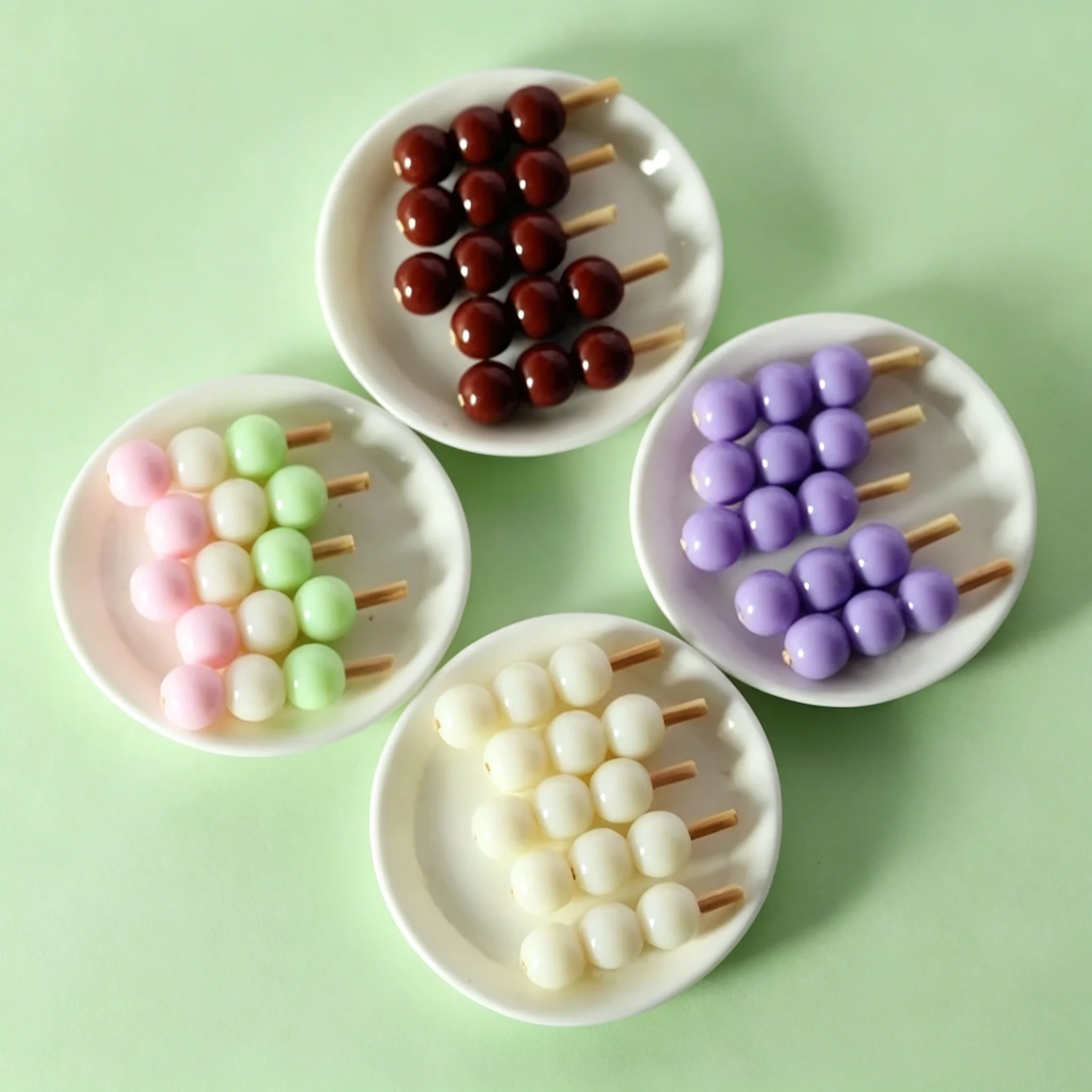 Mini Set de Bocadillos Japoneses: Bolas de Pescado, Pastelitos de Arroz, Brochetas, Accesorios de Comida para Casa de Muñecas