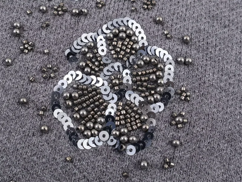 เสื้อแจ็คเก็ตผู้หญิง 2025 ฤดูใบไม้ร่วง สไตล์ใหม่ สีเทา แขนยาว คาร์ดิแกนถักประดับลูกปัด แฟชั่นลำลอง อเนกประสงค์