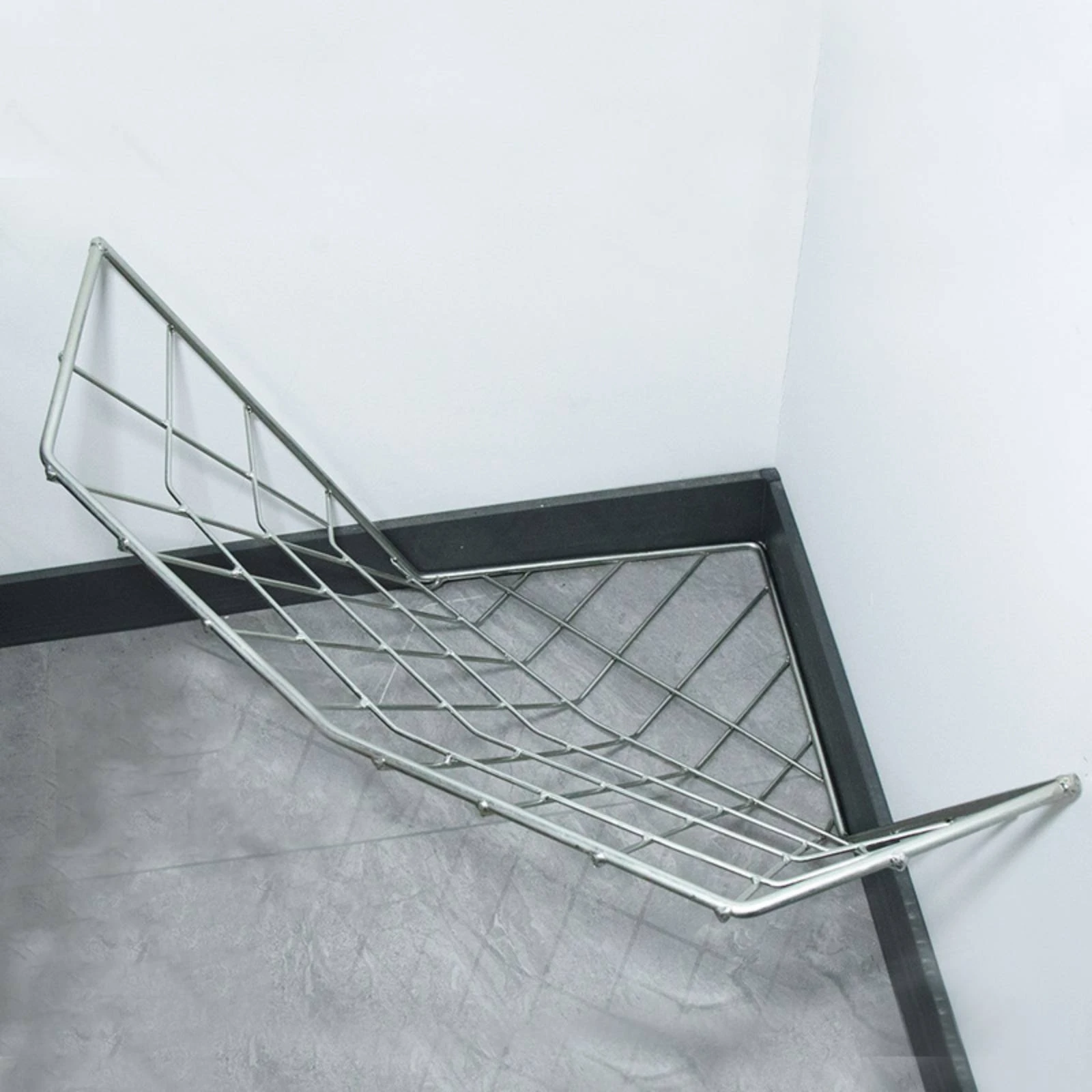

Triangular Hay Rack Steel Metal Hay Rack Exposed Metal Frame Moisture Reducing for Stable