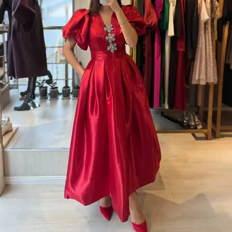 Vestido de satén rojo de talla grande para novia con mangas abullonadas, cuello en V, cintura de oficina y un dobladillo amplio para banquetes y tostadas.