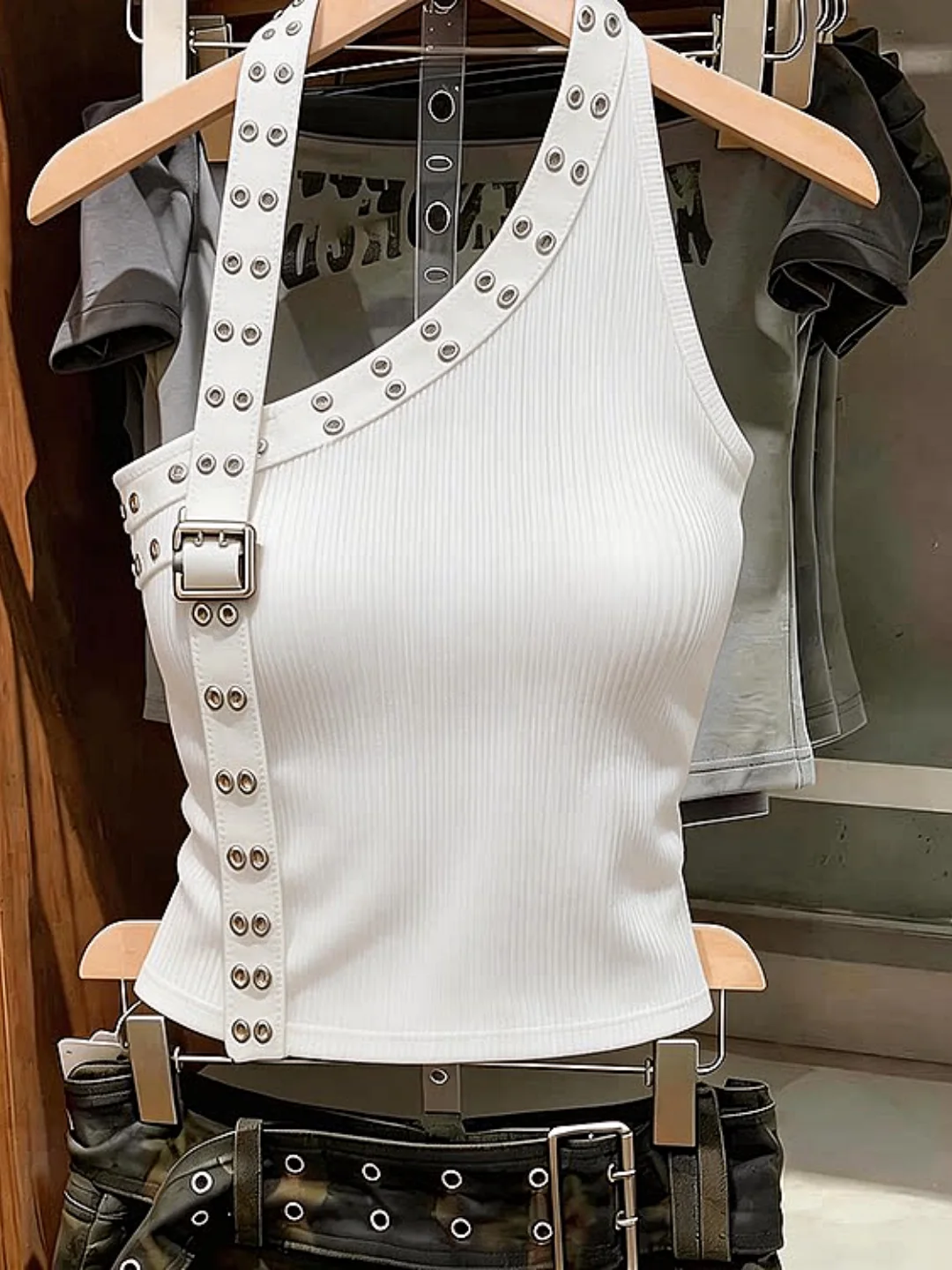 

High-End Women's Pure Desire Style Rivet Shoulder Hanging Neck Vest Summer Outerwear Spicy Slim Fit Top Cotton Polyester Mate...