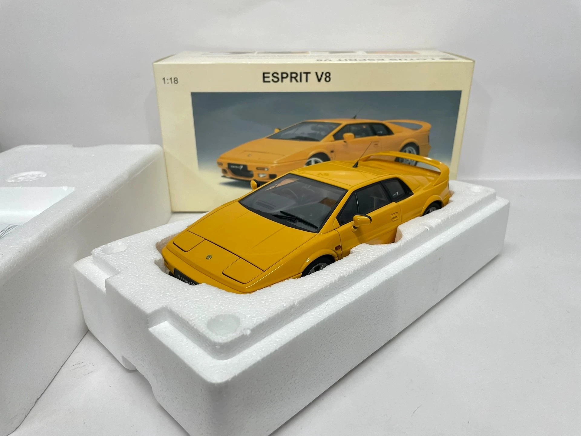 

Autoart 1:18 Esprit V8 Yellow Simulation Limited Edition All Open Alloy Metal Static Car Model Toy Gift