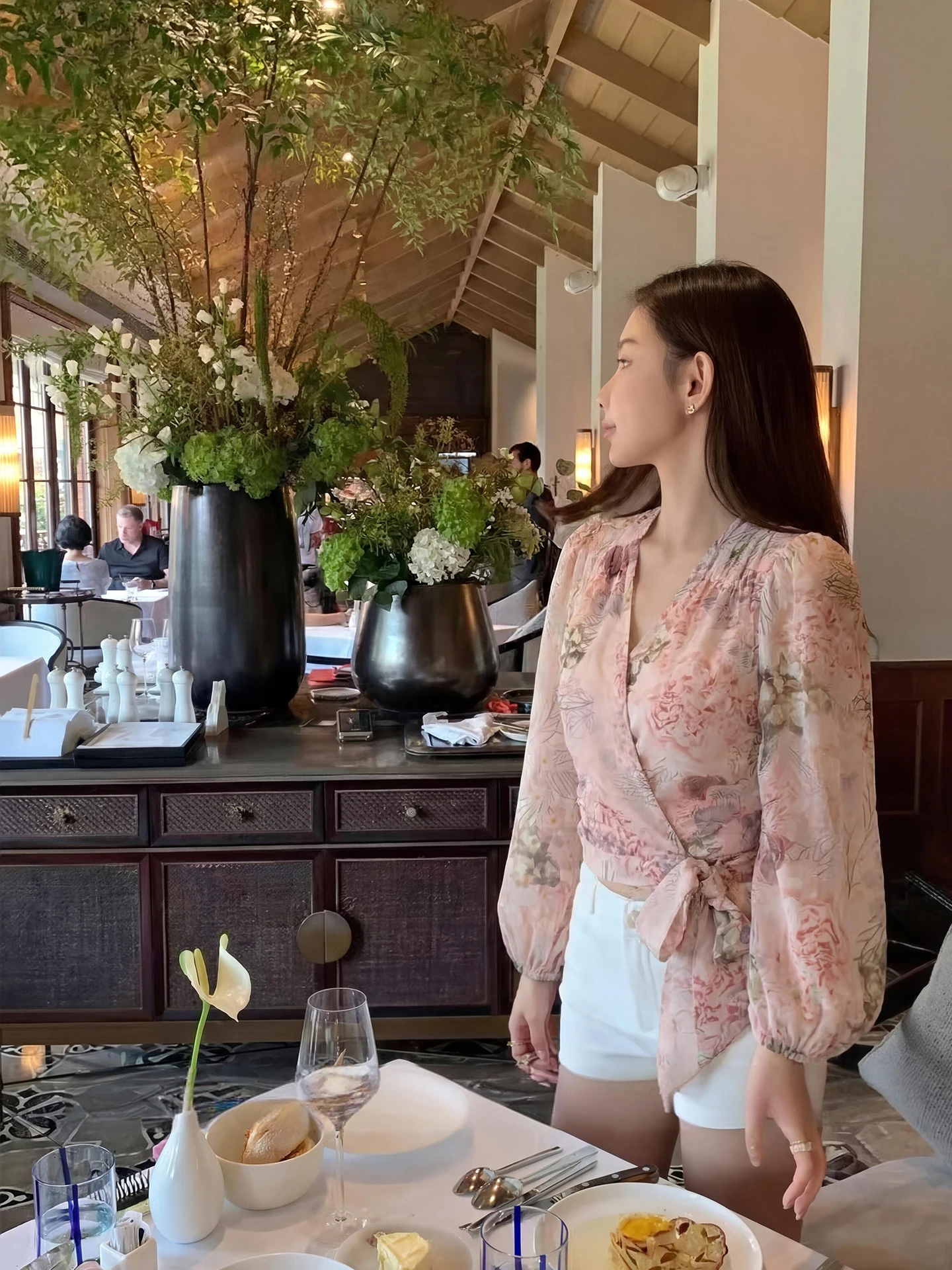 

Новинка! Женский шифоновый топ с цветочным принтом, V-образным вырезом, длинными рукавами и завышенной талией от Candy. Модная коллекция Весна-Лето.