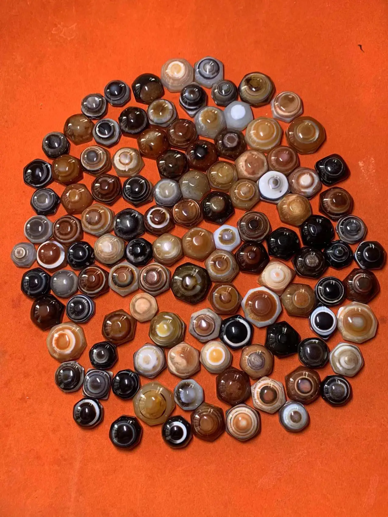 104pcs/lot Natural Stone Red Black Eyes Agate Sheep Plate Beads One Eye Dzi Beads Bulk Wholesale Mystery Amulet gods jewelry diy