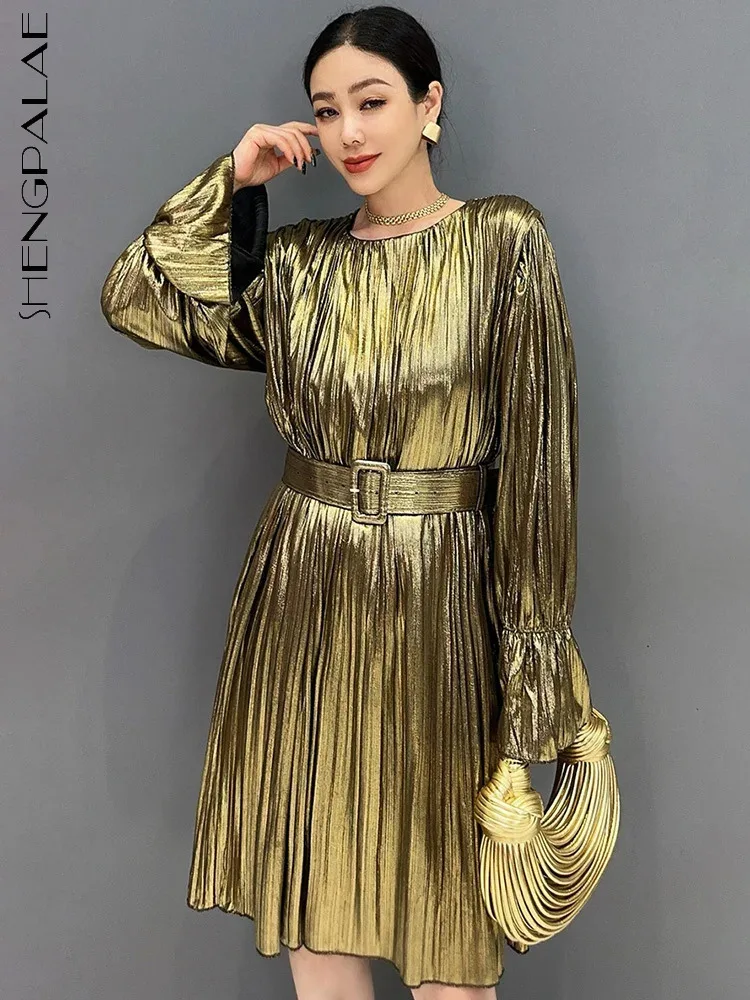 SHENGPALAE 2024 Summer New Pleated Gold Luksusowe modne sukienki z długim rękawem i okrągłym dekoltem z paskiem Wszechstronne sukienki 5C1280