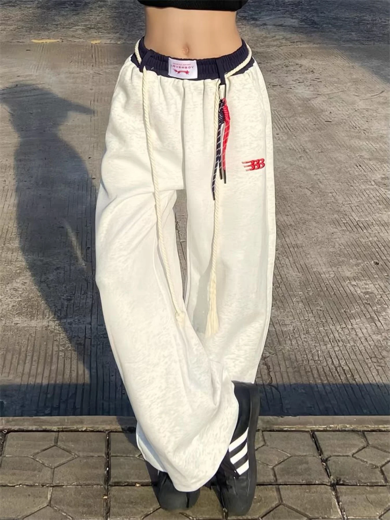 女性用のトレンディなカラーブロックの伸縮性ウエストスウェットパンツ、春、秋、夏用の新しいゆったりとしたドレープワイドレッグストレートパンツ、ティーンエイジャー向けのY2Kスタイル、多用途の刺繍入りジョガーカジュアルスポーツパンツ