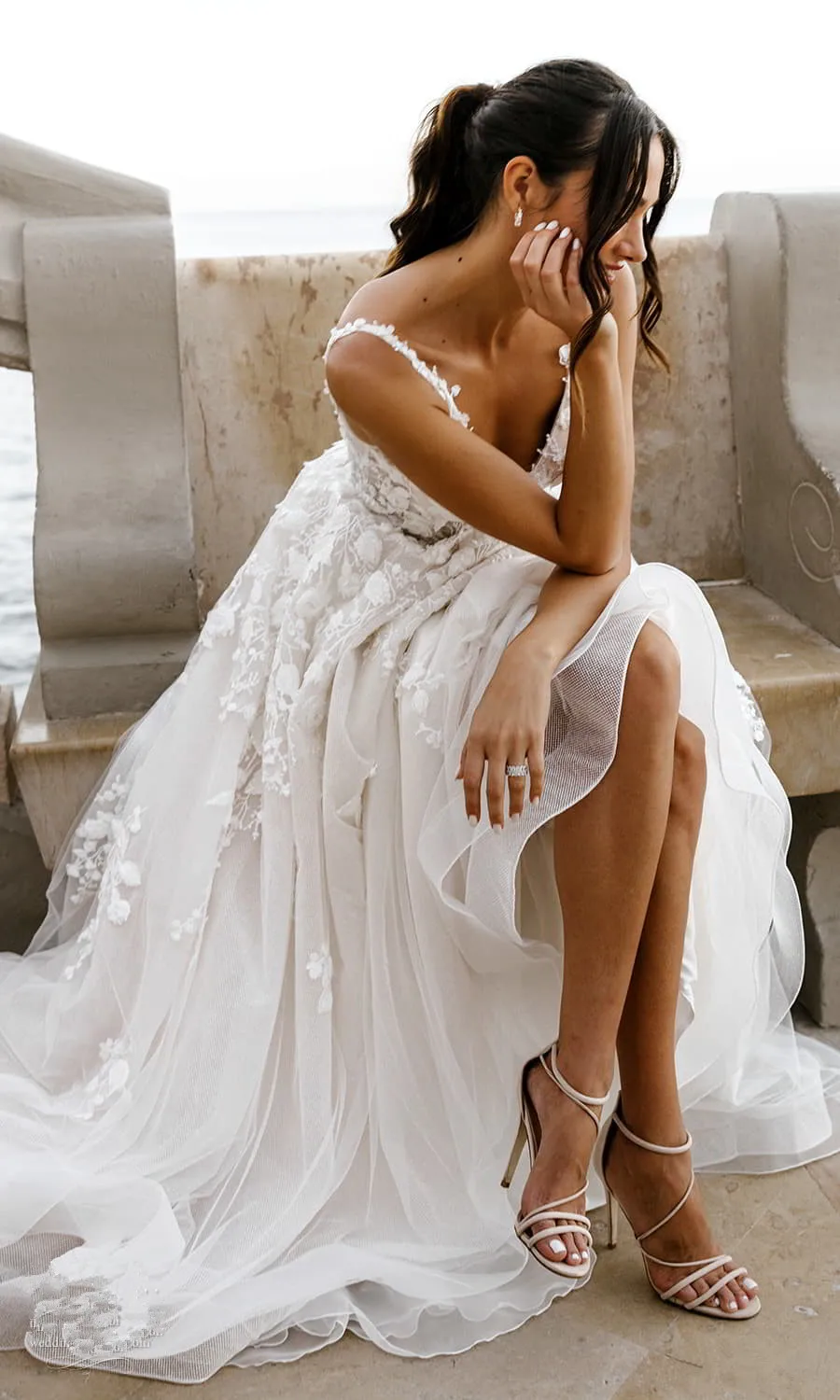 Sexy scollo a v Tulle pizzo Appliques perline spalline abiti da sposa lunghezza pavimento a-line abiti da sposa cappella treno