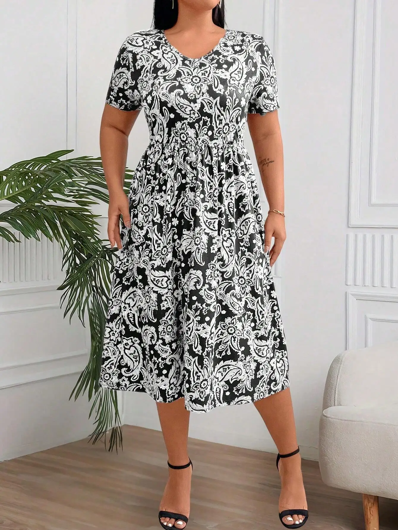 

Повседневное миди-платье А-силуэта больших размеров с V-образным вырезом, короткими рукавами и принтом пейсли