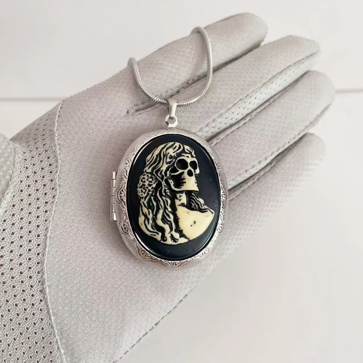 

MITTO FASHION JEWELRIES AND HIGH-END ACCESSORIES STAINLESS STEEL CHAIN SKULL CAMEO OVAL LOCKET VINTAGE NECKLACE FOR WOMEN