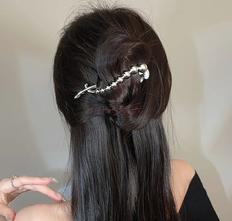 Women's new high-end twist clip on the back of the head, with a niche design and a one-line clip headdress