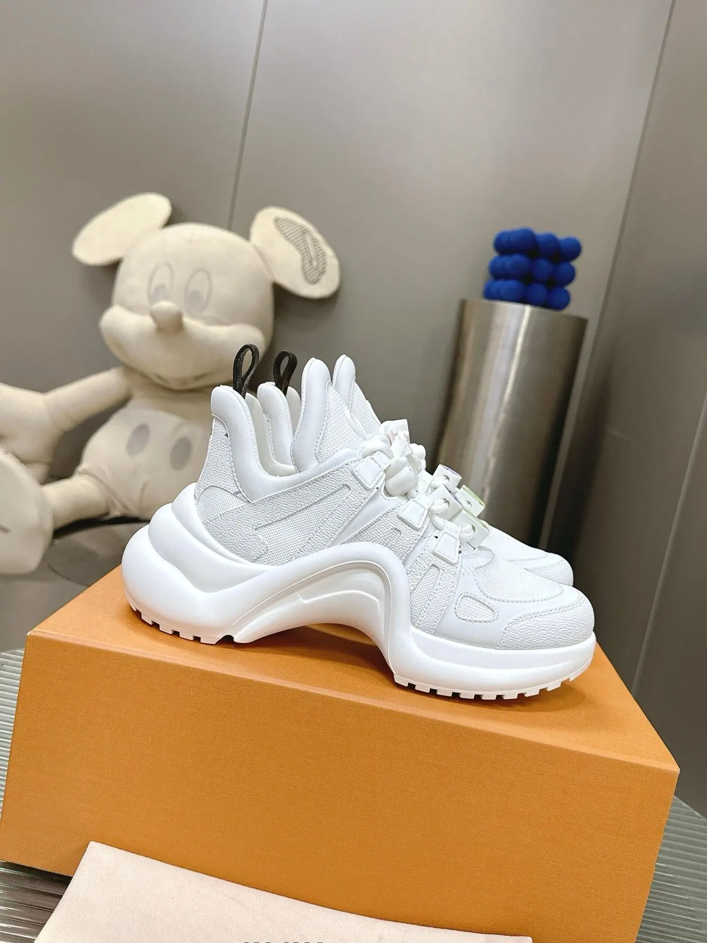 Unisex All White Curved Chunky Sneakers Breathable Mesh Upper Wave Shaped Thick Sole Lace-up Low Top Casual Shoes