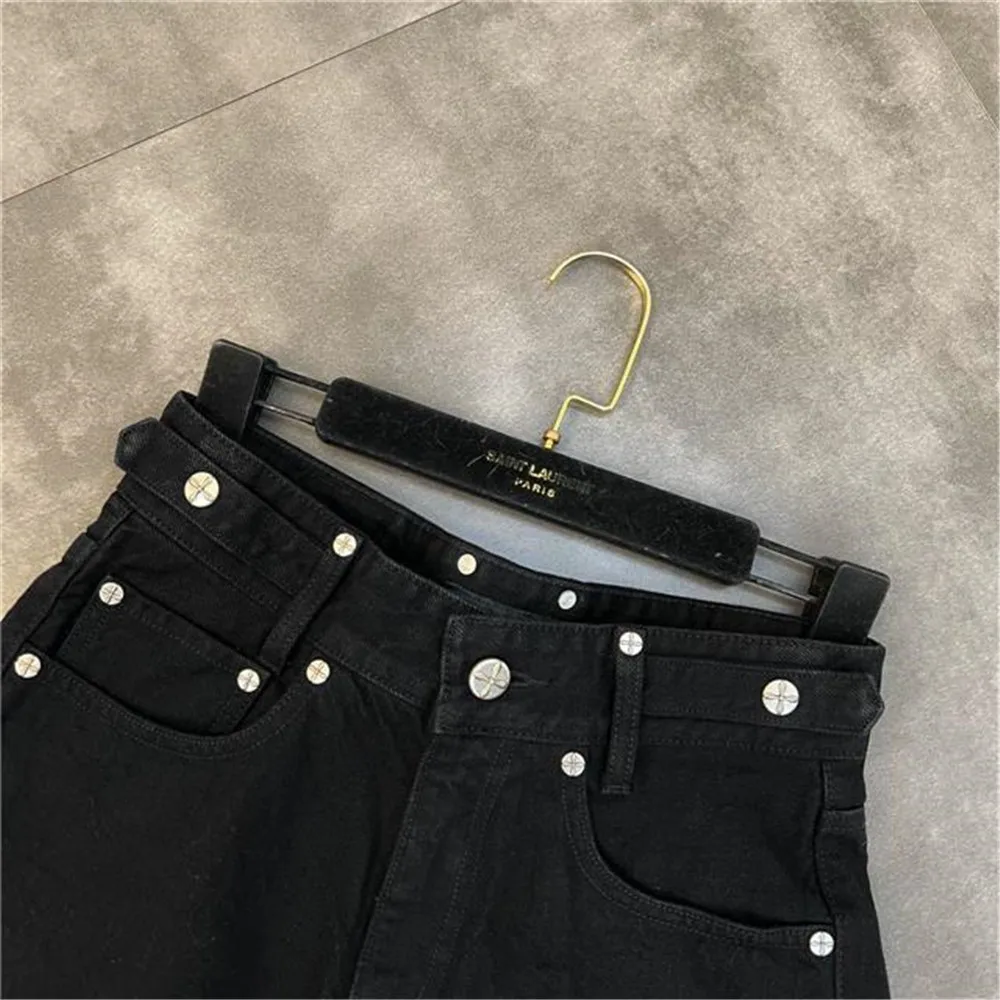 Pantalones cortos de mezclilla con flecos crudos para mujer, pantalones vaqueros de tendencia con borla de vendaje negro, ropa de calle oscura