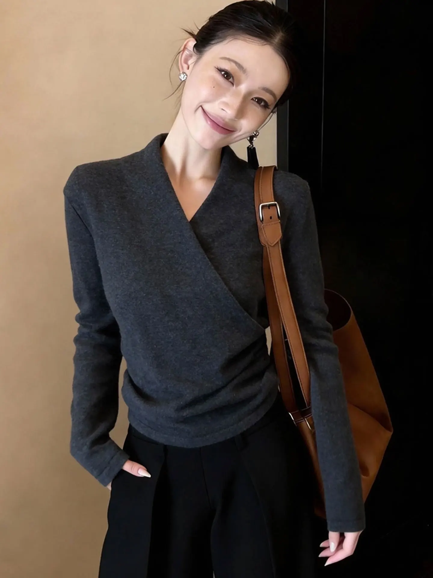 

Женская базовая футболка Ele Slimming с V-образным вырезом и длинным рукавом, прямого кроя, в корейском стиле, весенняя коллекция, с эффектом утяжки талии.