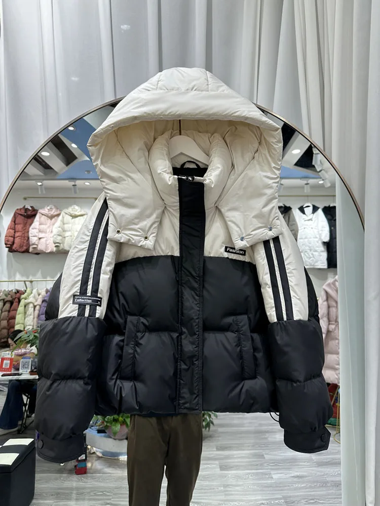 2025, neue farbblockierte Daunenjacke für Damen, kurze Kapuze, koreanische Version, weiße Entendaunen-Brotjacke, warmer Jacken-Trend