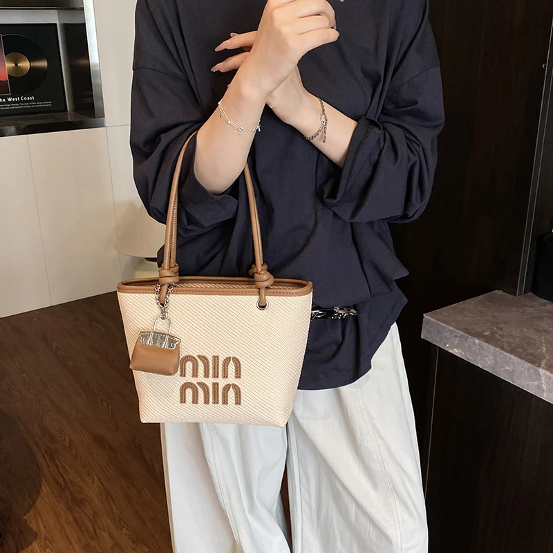 

Simple Solid Color Commuter Bag For Business Women Designed With Elegant Leather And Spacious Trendy Fashion